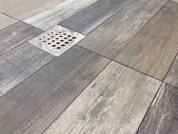 13000010 Точечный трап 150х150 мм Confluo Standard Drops 2,металл с перфорацией Drops (Капли), без рамки Исполнение: Хром 