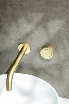 Смеситель автоматический для раковины из стены на 2 отв. TECH Matt Gold