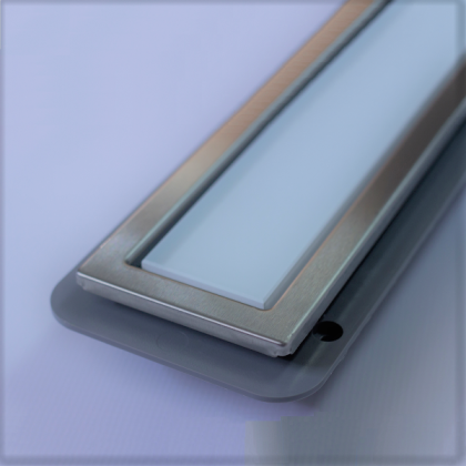 13000283 Линейный трап 650 мм CONFLUO PREMIUM WITH WHITE GLASS LINE, двухсторонняя модель Исполнение: белое стекло/ матовый хром без перфорации, рамка - матовый хром 